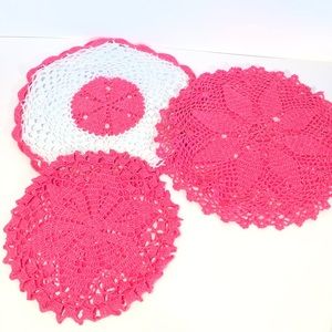 Set of 6 doilies bright neon pink and white